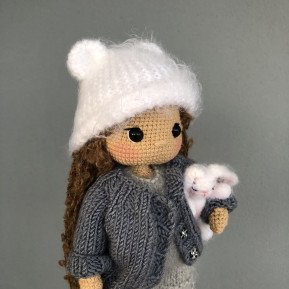 Muñeca de ganchillo personalizada con pelo castaño y ropa gris
