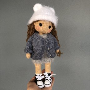 Muñeca de ganchillo personalizada con pelo castaño y ropa gris