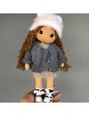 Muñeca de ganchillo personalizada con pelo castaño y ropa gris
