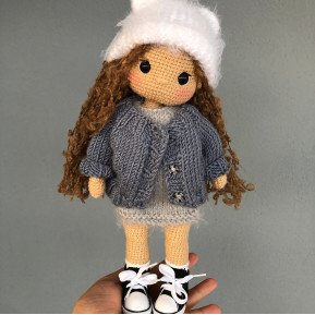 Muñeca de ganchillo personalizada con pelo castaño y ropa gris
