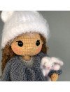 Muñeca de ganchillo personalizada con pelo castaño y ropa gris