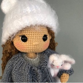 Muñeca de ganchillo personalizada con pelo castaño y ropa gris