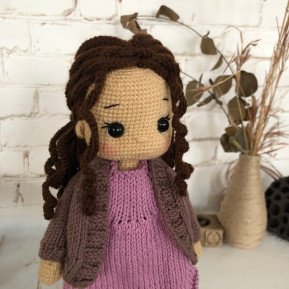 Benutzerdefinierte Crochet geflochtene braune Haare Puppe in rosa Kleid