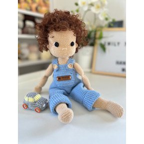 Gehäkelte Jungenpuppe mit Auto