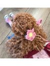 Muñeco de peluche de ganchillo con extremidades flexibles y pelo rizado