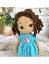 Treffen Sie die geflochtene Häkelpuppe mit braunem Haar und blauem Kleid mit Eiscreme-Aufdruck