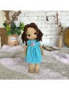 Treffen Sie die geflochtene Häkelpuppe mit braunem Haar und blauem Kleid mit Eiscreme-Aufdruck