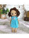 Treffen Sie die geflochtene Häkelpuppe mit braunem Haar und blauem Kleid mit Eiscreme-Aufdruck