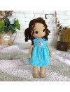 Treffen Sie die geflochtene Häkelpuppe mit braunem Haar und blauem Kleid mit Eiscreme-Aufdruck
