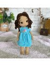 Treffen Sie die geflochtene Häkelpuppe mit braunem Haar und blauem Kleid mit Eiscreme-Aufdruck