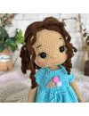 Treffen Sie die geflochtene Häkelpuppe mit braunem Haar und blauem Kleid mit Eiscreme-Aufdruck
