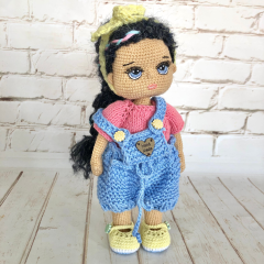 Muñeca de ganchillo personalizada con pelo negro y mono azul