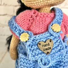 Muñeca de ganchillo personalizada con pelo negro y mono azul