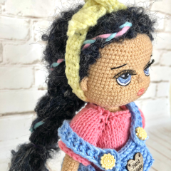 Muñeca de ganchillo personalizada con pelo negro y mono azul