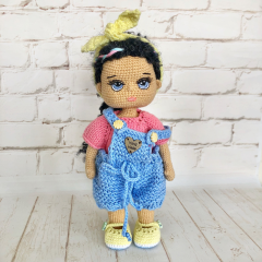 Muñeca de ganchillo personalizada con pelo negro y mono azul